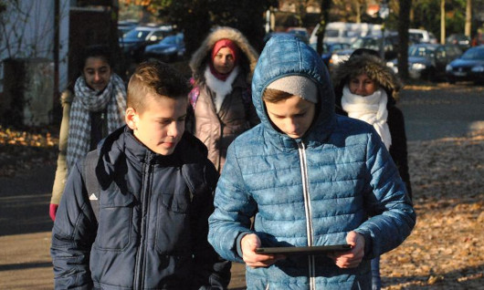 Kinder spielen mit Handy einen Bound